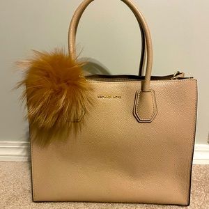 Michael kors bag. Comes with deattachable shoulder strap